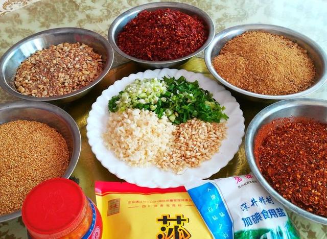 辣椒水怎么做，贵阳豆花饭辣椒水怎么做（火锅菜肴的补品）