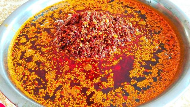 辣椒水怎么做，贵阳豆花饭辣椒水怎么做（火锅菜肴的补品）