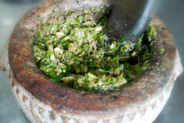 辣椒水怎么做，贵阳豆花饭辣椒水怎么做（火锅菜肴的补品）