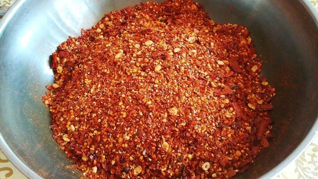 辣椒水怎么做，贵阳豆花饭辣椒水怎么做（火锅菜肴的补品）
