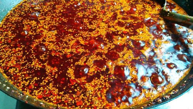 辣椒水怎么做，贵阳豆花饭辣椒水怎么做（火锅菜肴的补品）
