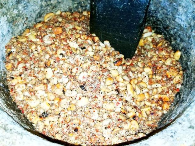 辣椒水怎么做，贵阳豆花饭辣椒水怎么做（火锅菜肴的补品）