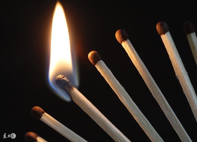 火柴由什么成分组成，火柴是什么成分（世界上的第一包火柴是谁发明的）