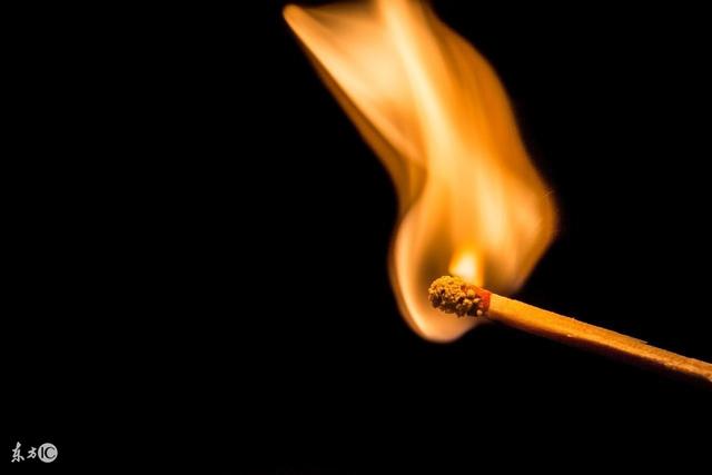 火柴由什么成分组成，火柴是什么成分（世界上的第一包火柴是谁发明的）