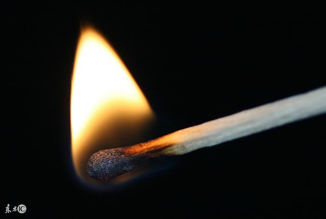 火柴由什么成分组成，火柴是什么成分（世界上的第一包火柴是谁发明的）