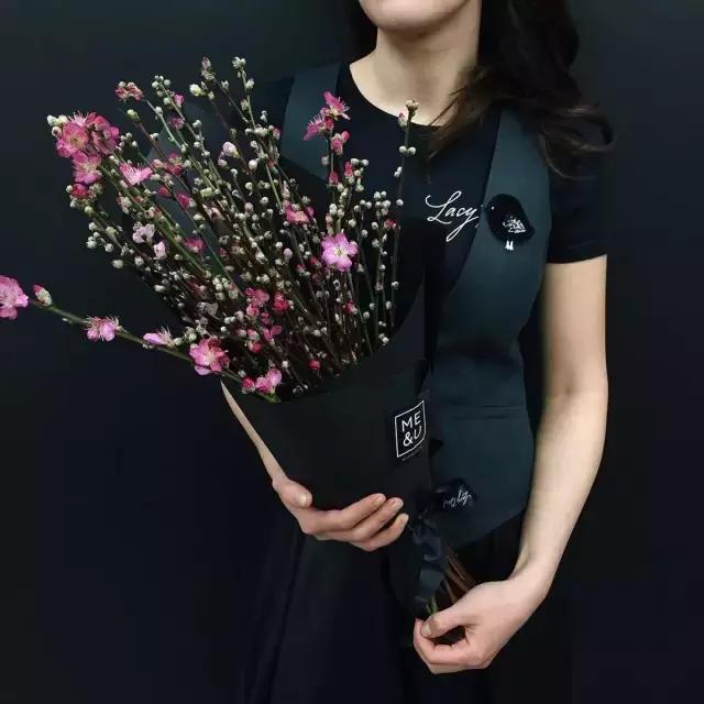 玫瑰花为什么用黑纸包，玫瑰花用黑色的包装纸包有什么说处（一张黑色纸就够了）