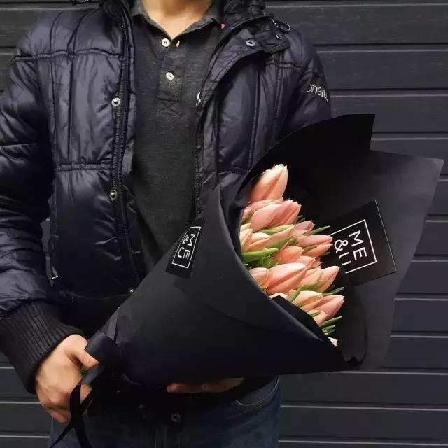 玫瑰花为什么用黑纸包，玫瑰花用黑色的包装纸包有什么说处（一张黑色纸就够了）