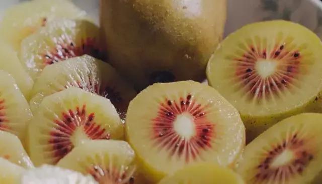 深山野生小猕猴桃怎么吃，资源县仿野生红心猕猴桃