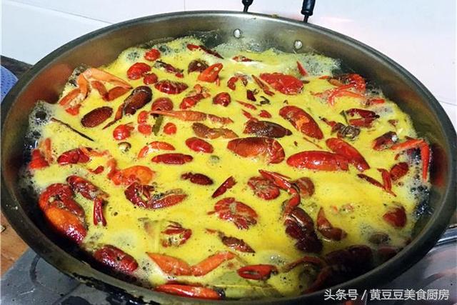 油焖小龙虾的正确做法，油爆小龙虾做法（自己在家做成本不到100元）