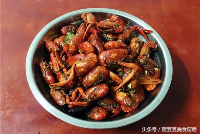 油焖小龙虾的正确做法，油爆小龙虾做法（自己在家做成本不到100元）