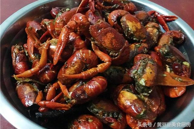 油焖小龙虾的正确做法，油爆小龙虾做法（自己在家做成本不到100元）