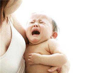 婴儿吃奶时哭闹挣扎，婴儿吃奶时哭闹挣扎是吃饱了么（新生儿吃奶突然大哭怎么回事）
