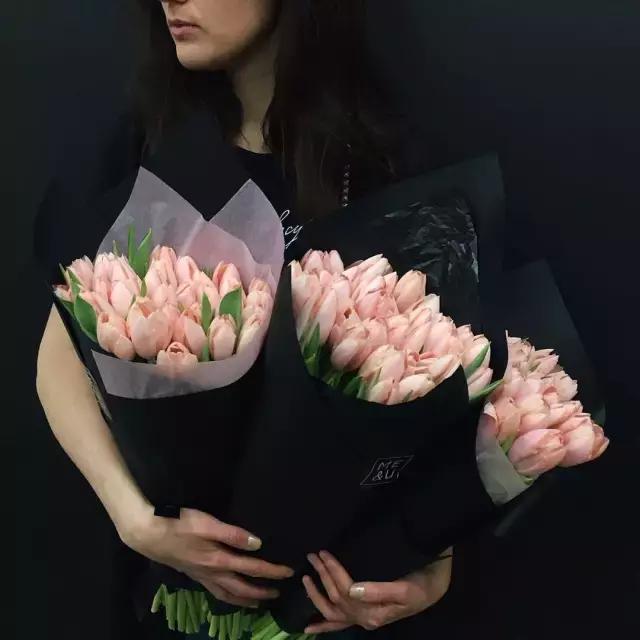 玫瑰花为什么用黑纸包，玫瑰花用黑色的包装纸包有什么说处（一张黑色纸就够了）