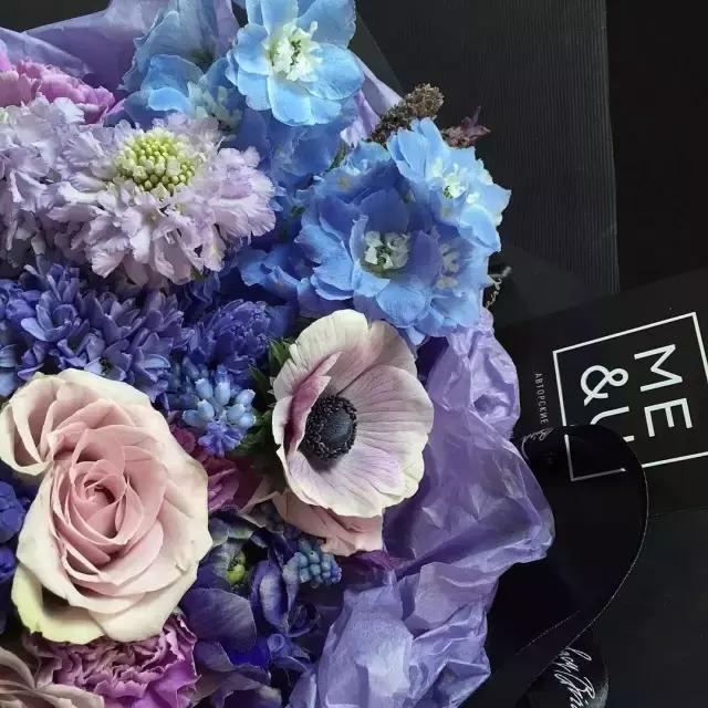 玫瑰花为什么用黑纸包，玫瑰花用黑色的包装纸包有什么说处（一张黑色纸就够了）