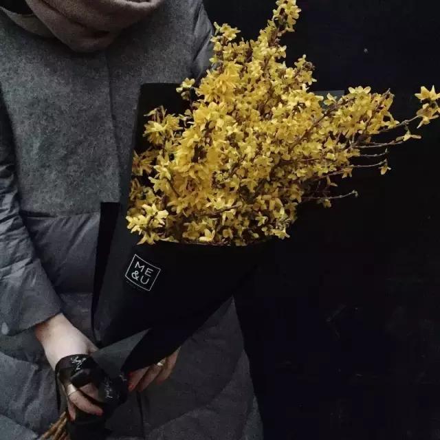 玫瑰花为什么用黑纸包，玫瑰花用黑色的包装纸包有什么说处（一张黑色纸就够了）