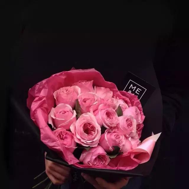 玫瑰花为什么用黑纸包，玫瑰花用黑色的包装纸包有什么说处（一张黑色纸就够了）