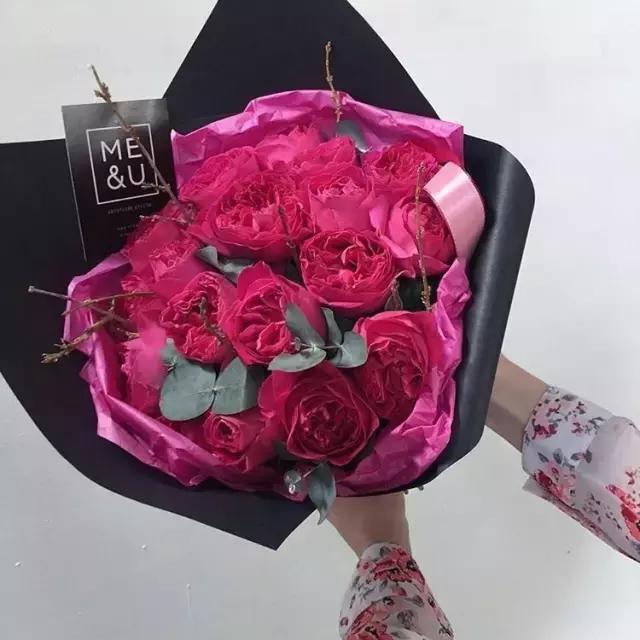 玫瑰花为什么用黑纸包，玫瑰花用黑色的包装纸包有什么说处（一张黑色纸就够了）