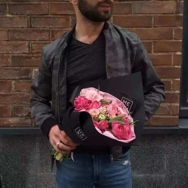 玫瑰花为什么用黑纸包，玫瑰花用黑色的包装纸包有什么说处（一张黑色纸就够了）