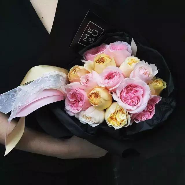 玫瑰花为什么用黑纸包，玫瑰花用黑色的包装纸包有什么说处（一张黑色纸就够了）