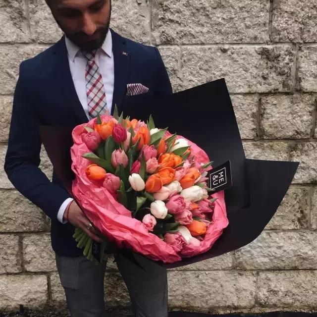 玫瑰花为什么用黑纸包，玫瑰花用黑色的包装纸包有什么说处（一张黑色纸就够了）