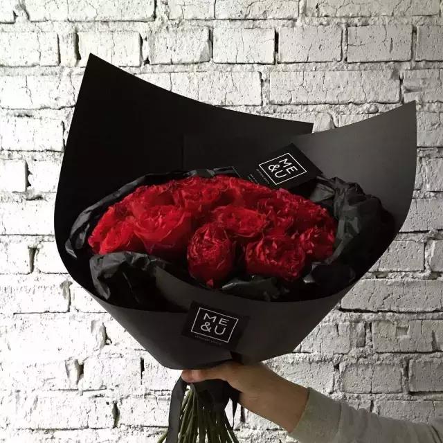 玫瑰花为什么用黑纸包,玫瑰花用黑色的包装纸包有什么说处(一张黑色纸