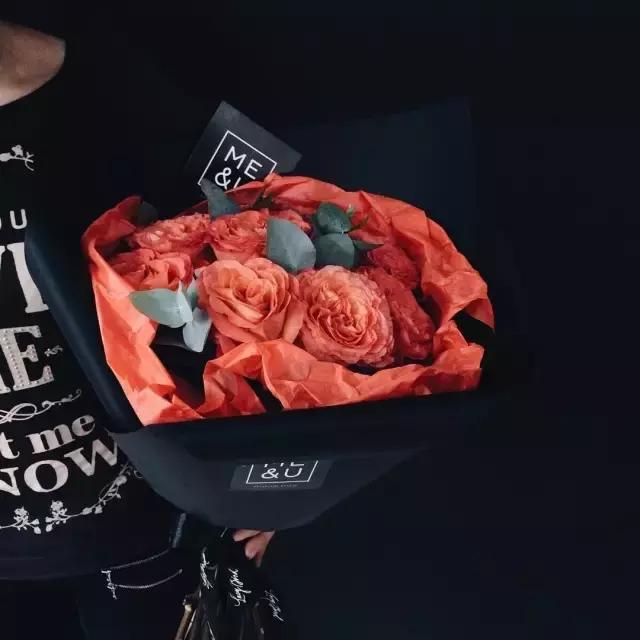 玫瑰花为什么用黑纸包，玫瑰花用黑色的包装纸包有什么说处（一张黑色纸就够了）