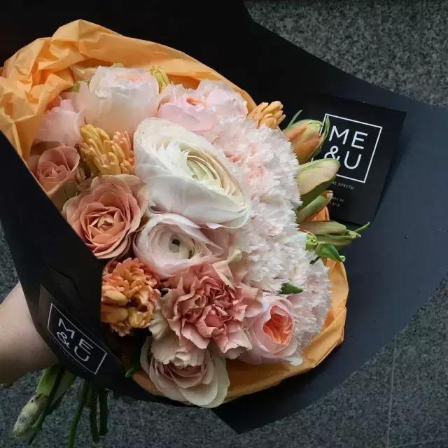 玫瑰花为什么用黑纸包，玫瑰花用黑色的包装纸包有什么说处（一张黑色纸就够了）