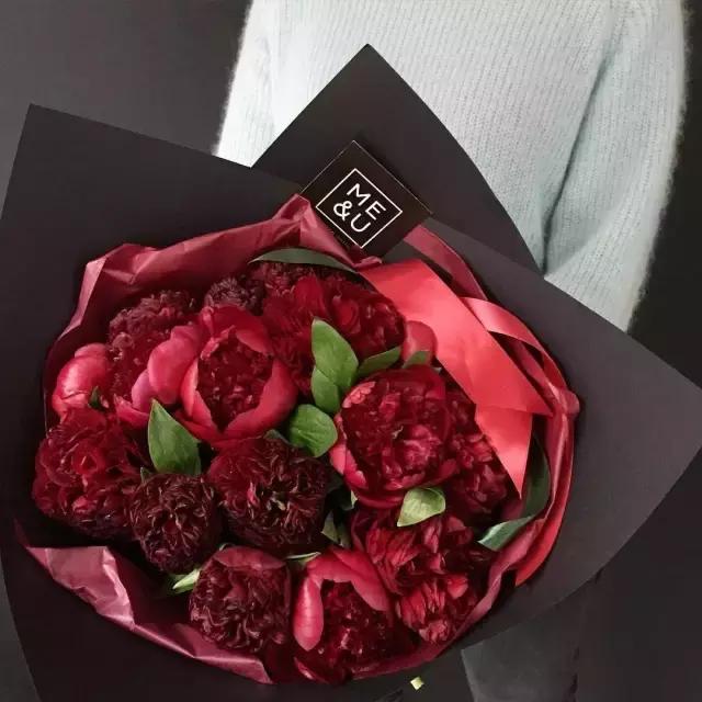 玫瑰花为什么用黑纸包，玫瑰花用黑色的包装纸包有什么说处（一张黑色纸就够了）