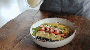 牛奶钙含量多少，牛奶钙含量标准（明明来源于高钙的牛奶）