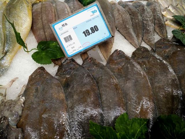 超市的小墨鱼为什么比大墨鱼贵，墨鱼买小的还是大的（带你看看县城最大的超市里都有哪些物美价廉的海产品）