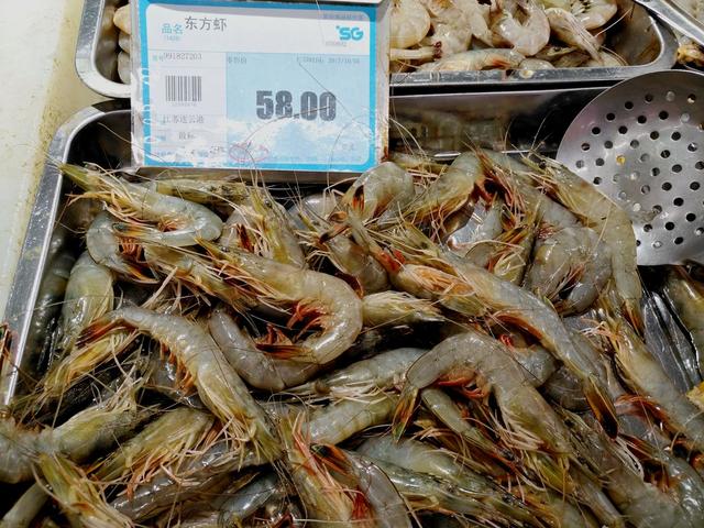 超市的小墨鱼为什么比大墨鱼贵，墨鱼买小的还是大的（带你看看县城最大的超市里都有哪些物美价廉的海产品）