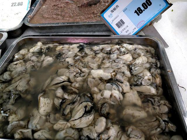 超市的小墨鱼为什么比大墨鱼贵，墨鱼买小的还是大的（带你看看县城最大的超市里都有哪些物美价廉的海产品）