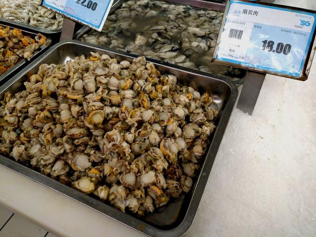 超市的小墨鱼为什么比大墨鱼贵，墨鱼买小的还是大的（带你看看县城最大的超市里都有哪些物美价廉的海产品）