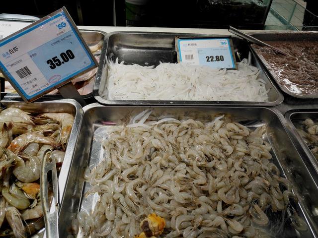 超市的小墨鱼为什么比大墨鱼贵，墨鱼买小的还是大的（带你看看县城最大的超市里都有哪些物美价廉的海产品）