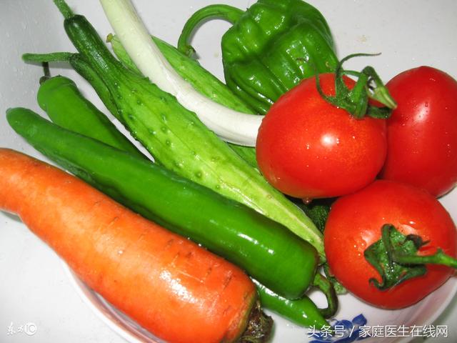 西红柿黄瓜能一起吃吗，西红柿黄瓜不能一起吃吗（黄瓜和西红柿同吃相克要人命）