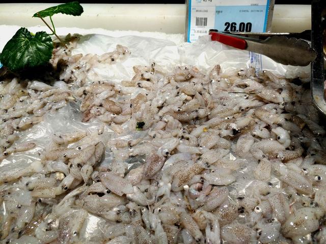 超市的小墨鱼为什么比大墨鱼贵，墨鱼买小的还是大的（带你看看县城最大的超市里都有哪些物美价廉的海产品）