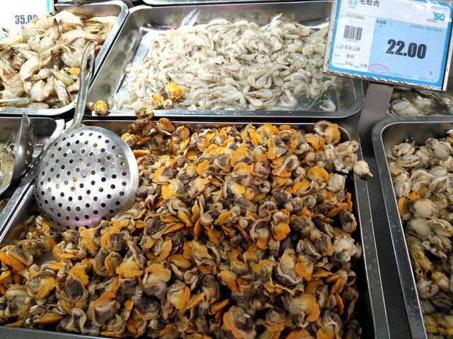 超市的小墨鱼为什么比大墨鱼贵，墨鱼买小的还是大的（带你看看县城最大的超市里都有哪些物美价廉的海产品）