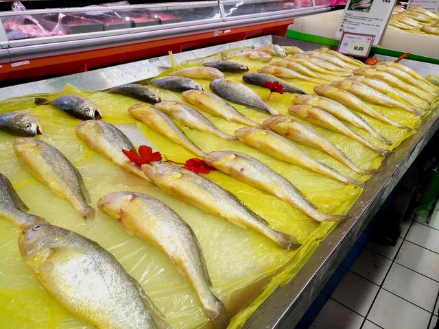 超市的小墨鱼为什么比大墨鱼贵，墨鱼买小的还是大的（带你看看县城最大的超市里都有哪些物美价廉的海产品）