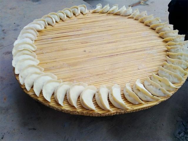 土豆素馅饺子做法大全集，土豆素馅饺子的配方（农村妈妈在饺子馅中加入土豆）