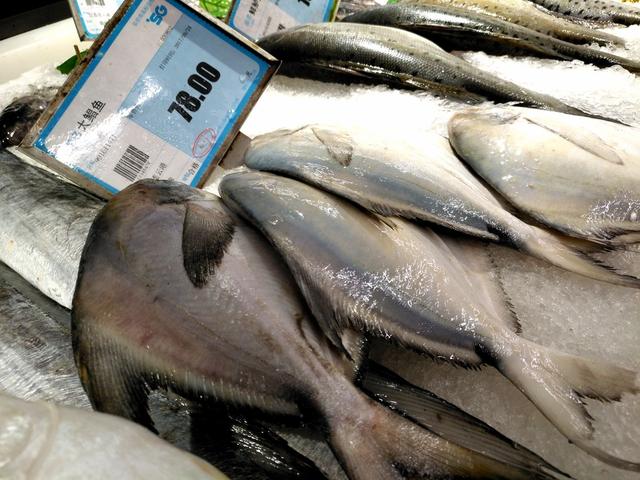 超市的小墨鱼为什么比大墨鱼贵，墨鱼买小的还是大的（带你看看县城最大的超市里都有哪些物美价廉的海产品）