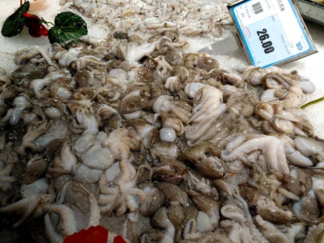 超市的小墨鱼为什么比大墨鱼贵，墨鱼买小的还是大的（带你看看县城最大的超市里都有哪些物美价廉的海产品）