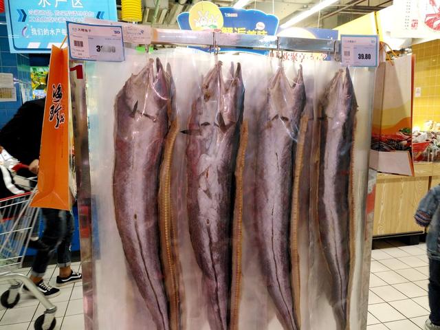 超市的小墨鱼为什么比大墨鱼贵，墨鱼买小的还是大的（带你看看县城最大的超市里都有哪些物美价廉的海产品）