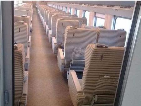 火车 T5005次列车15号座是靠窗吗，火车票候补是什么意思（火车靠窗的座位号是哪几个）