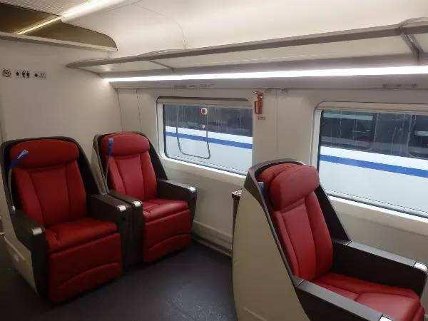 火车 T5005次列车15号座是靠窗吗，火车票候补是什么意思（火车靠窗的座位号是哪几个）