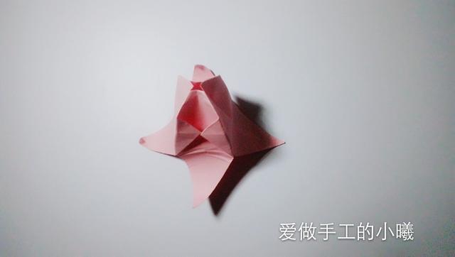 如何用彩纸折出一朵漂亮的荷花荷花的彩纸折法，简单折纸荷花的详细教程（漂亮花朵折纸合集）