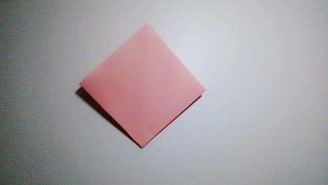 如何用彩纸折出一朵漂亮的荷花荷花的彩纸折法，简单折纸荷花的详细教程（漂亮花朵折纸合集）