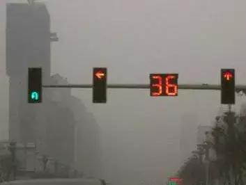 左转因封路可以在红绿灯下掉头吗，左转红灯可以在掉头专用路掉头吗（国庆开车上路，这些规则要牢记）