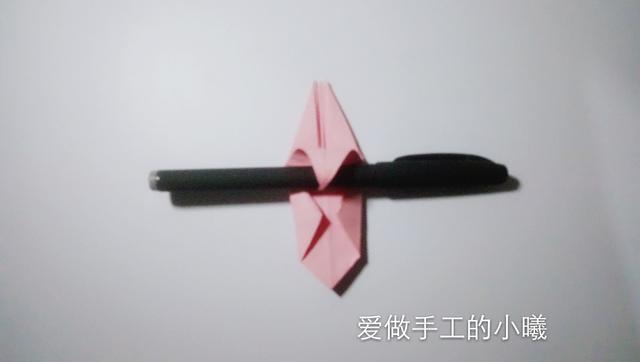 如何用彩纸折出一朵漂亮的荷花荷花的彩纸折法，简单折纸荷花的详细教程（漂亮花朵折纸合集）