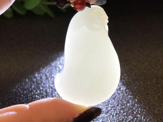 翡翠的功效与作用，翡翠玉石作用与功效（其养生保健功效有什么不一样）