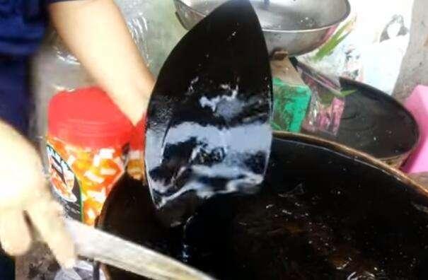 经常吃黑凉粉的危害，黑凉粉的危害（女子毕业后街边卖“黑凉粉”）